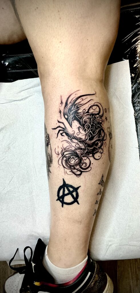 Tatouage Dark Creature black & grey sur la jambe – Nico Tattoo Shop