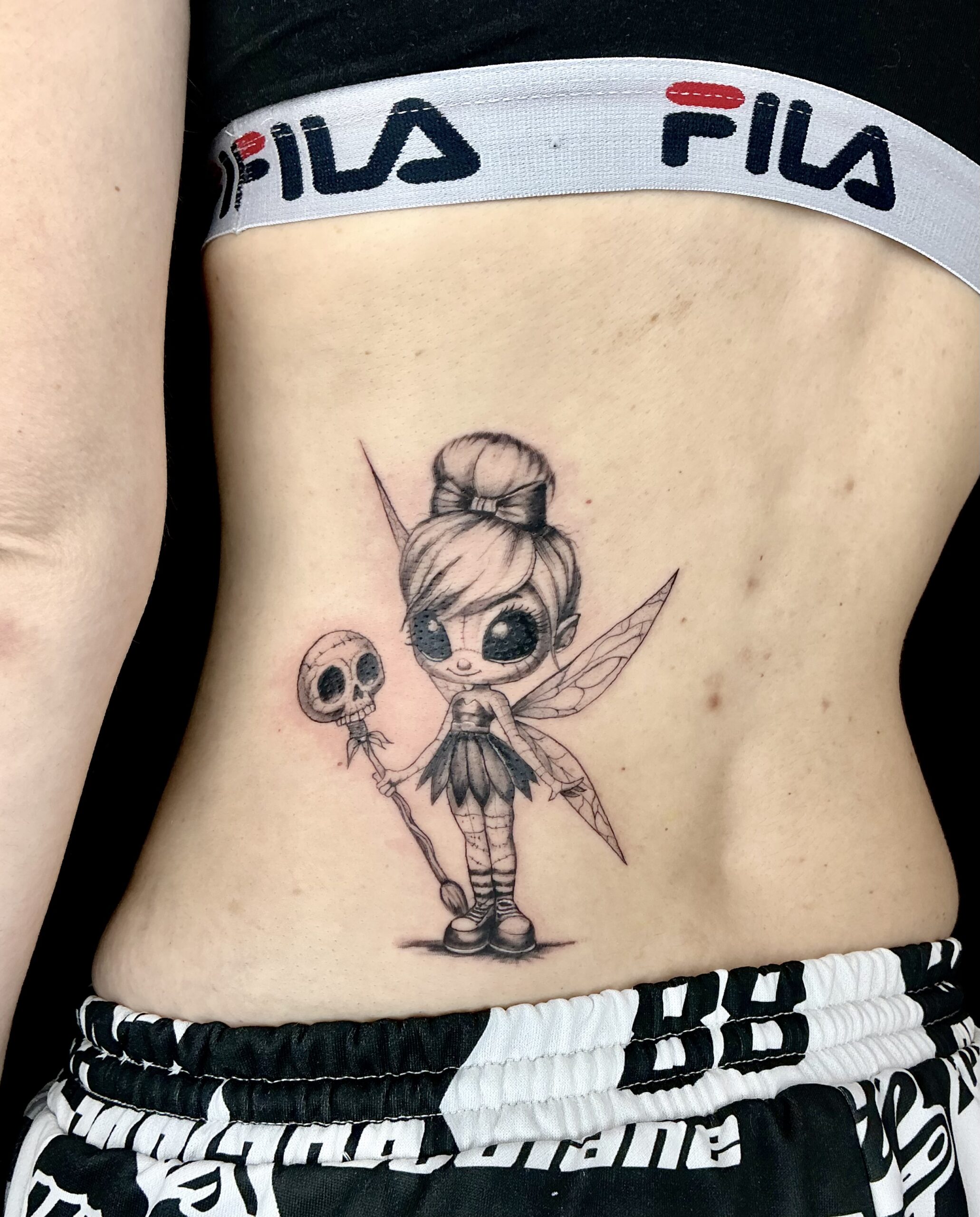 Tatouage petite fée burtonienne dark kawaii dans le dos