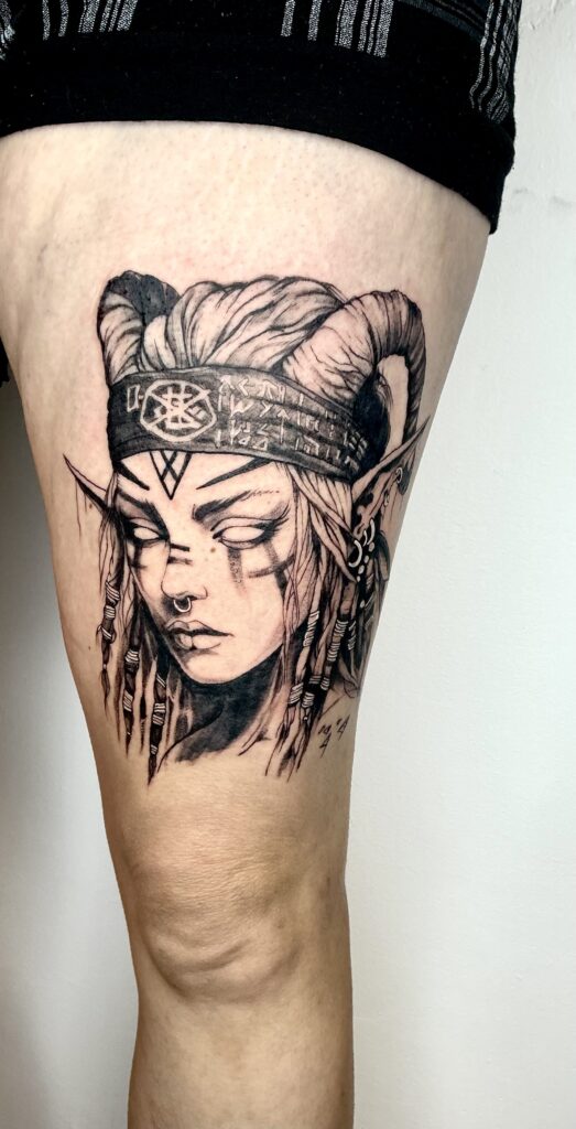 La Prêtresse, tatouage de femme mythologique en noir et gris réalisé sur la cuisse
