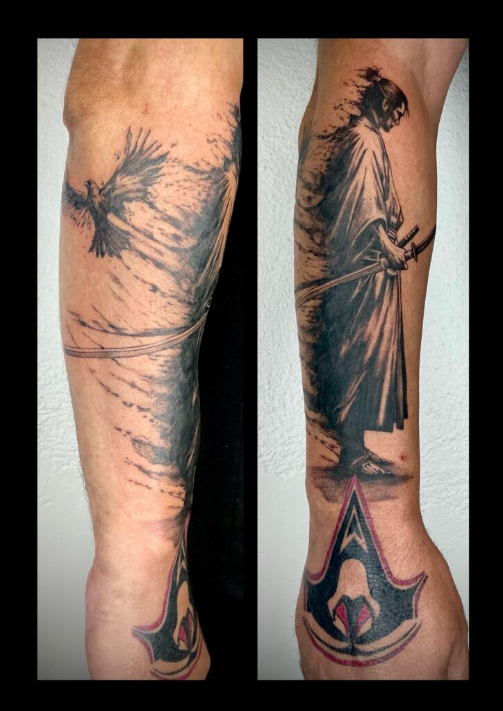 Flash tatouage rōnin et corbeau en black and grey sur l’avant-bras