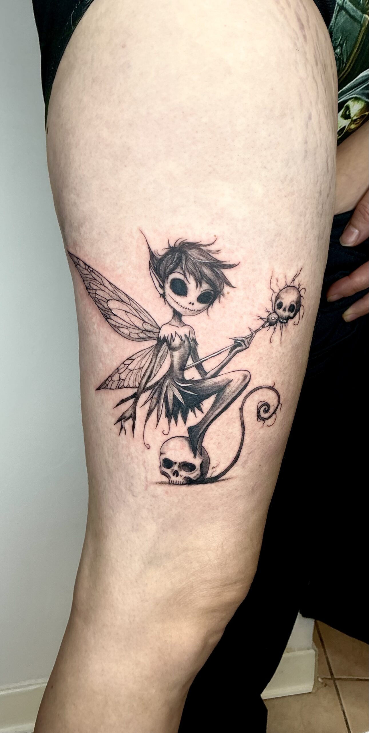 Flash tatouage fée dark Petite Ensorceleuse réalisé sur la cuisse